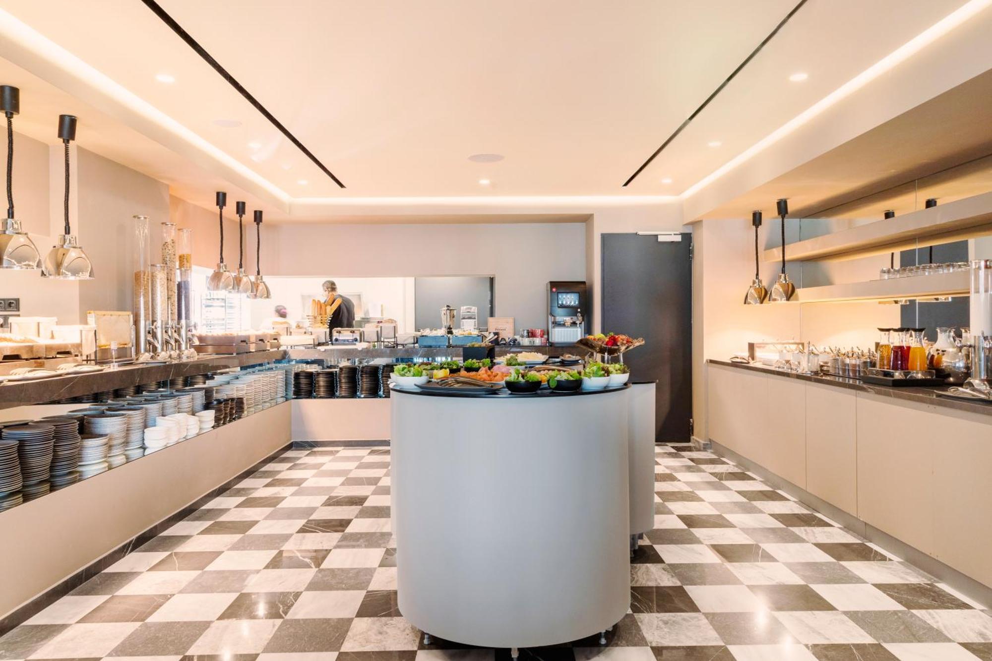 Nyx Esperia Palace Hotel Athens By Leonardo Hotels Ngoại thất bức ảnh The lounge at Istanbul Ataturk Airport