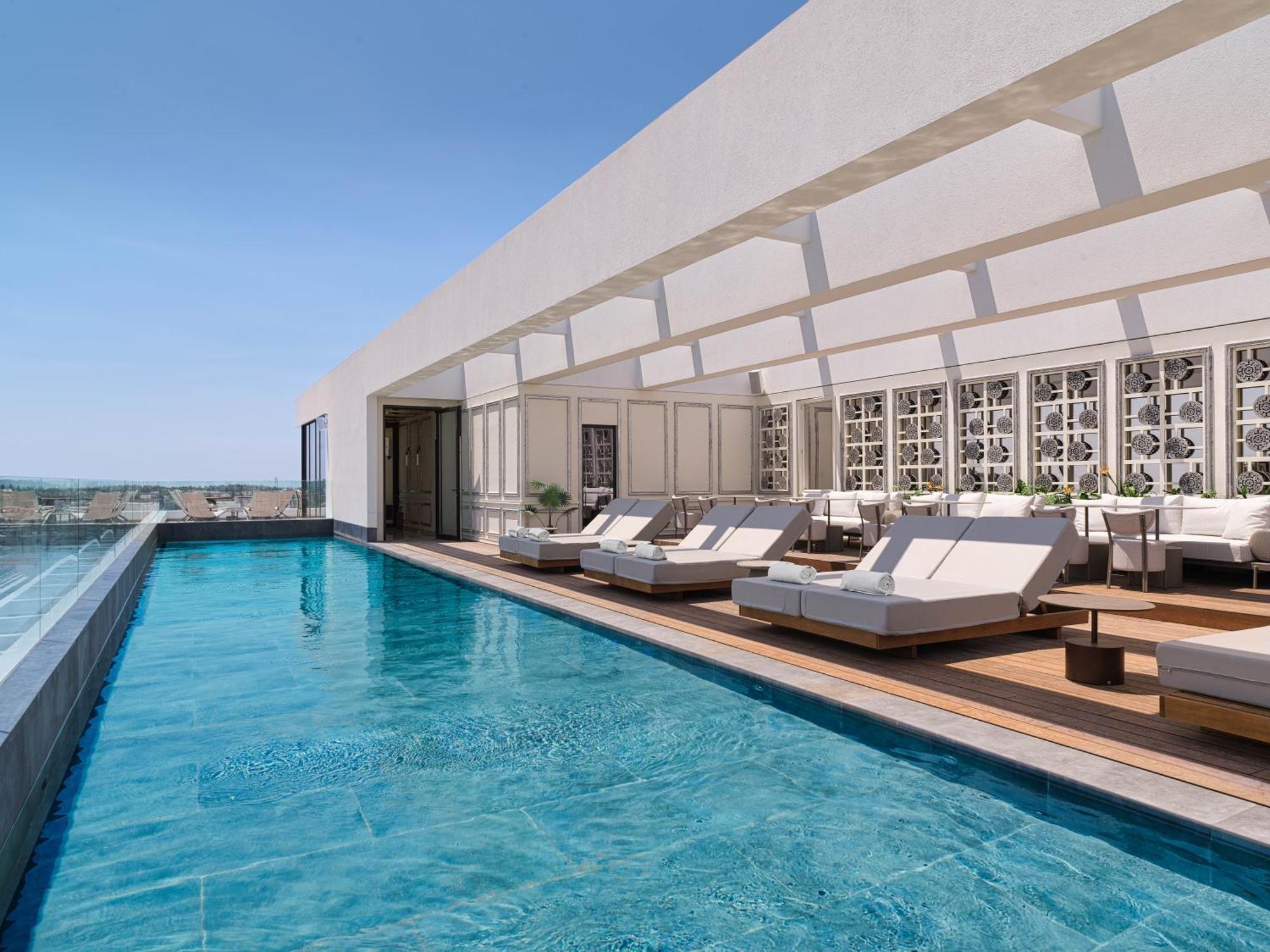 Nyx Esperia Palace Hotel Athens By Leonardo Hotels Ngoại thất bức ảnh The rooftop pool at the hotel